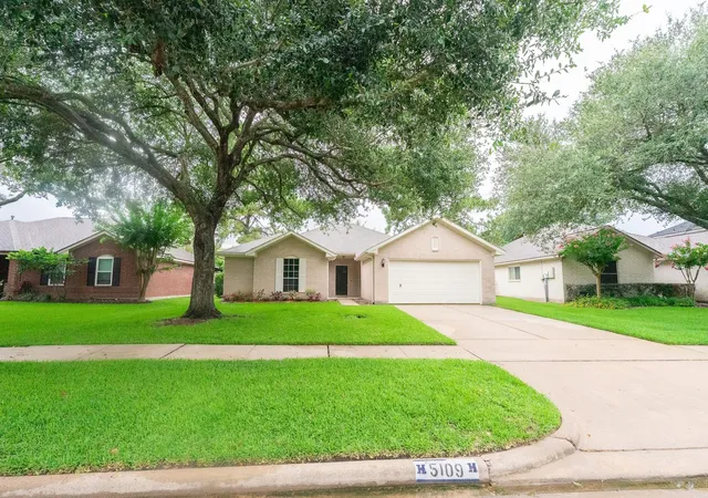 3rd image of 5109 Cherrywood Ct, League City, TX 77573 | MLS# 82856658