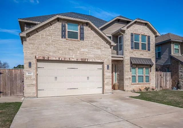 3rd image of 912 Roberts St, East Bernard, TX 77435 | MLS# 40127651