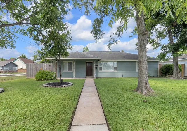 1st image of 2934 Robertson St, Houston, TX 77009 | MLS# 69359303