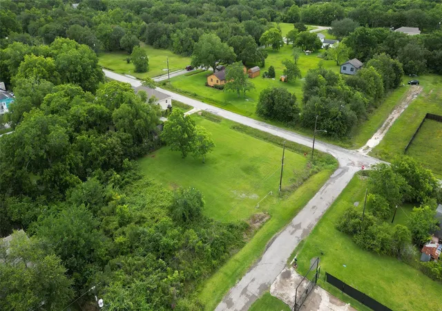 6th image of 6713 Lewis Rd, Hitchcock, TX 77563 | MLS# 18305002
