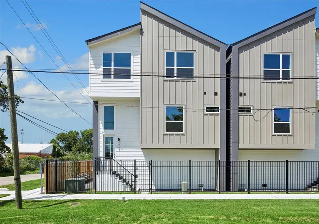 2nd image of 2959 2961 Delafield St, Houston, TX 77023 | MLS# 3737474