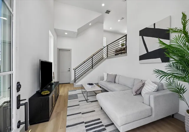 Listing Photo 4 - Condo for sale in building located at 2959-2961 Delafield St, Houston, TX 77023
