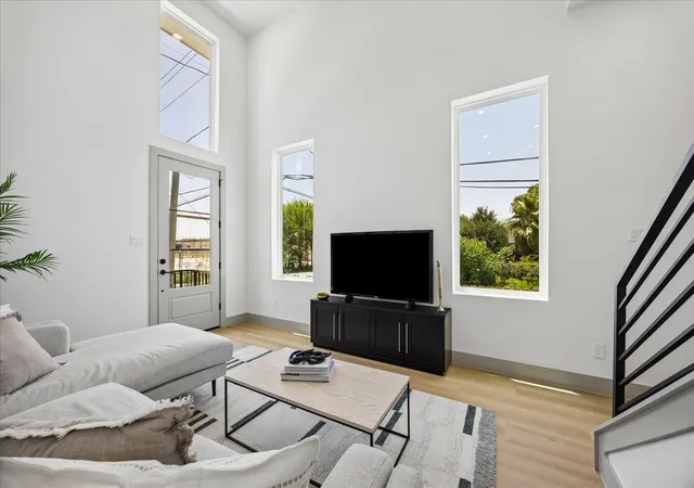 Listing Photo 5 - Condo for sale in building located at 2959-2961 Delafield St, Houston, TX 77023
