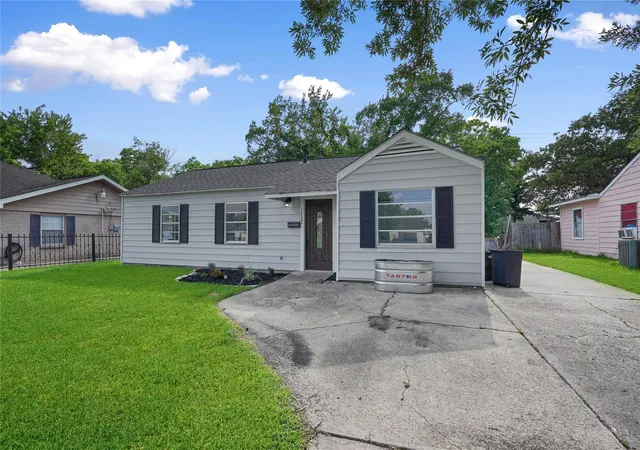Photo 2 of Single family home for sale at 1722 Caspersen Dr, Houston, TX 77029 | MLS# 90103726 | Listing updated on 2026-09-18