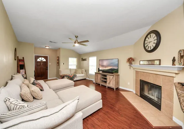 3rd image of 137 Rustic Colony Ln, Dickinson, TX 77539 | MLS# 14324664