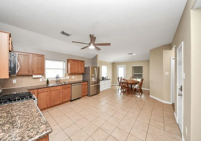 4th image of 137 Rustic Colony Ln, Dickinson, TX 77539 | MLS# 14324664