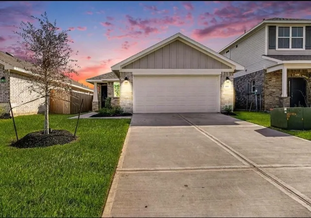 1st image of 4326 W Bayou Maison Cir, Dickinson, TX 77539 | MLS# 36253537