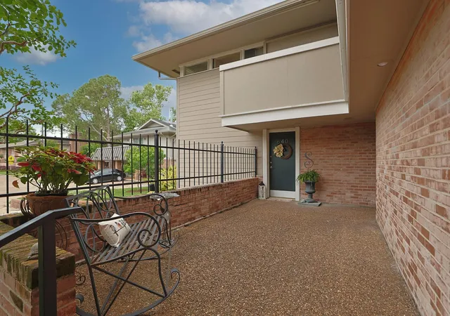 Photo 2 of Condo for sale at 640 S Ripple Crk Dr #640, Houston, TX 77057 | MLS# 26115276 | Listing updated on 2026-09-20