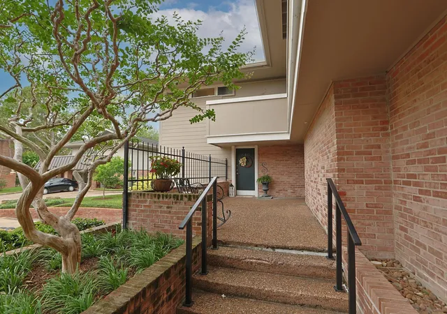 2nd image of 640 S Ripple Creek Dr, Houston, TX 77057