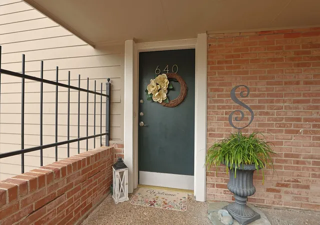 Photo 3 of Condo for sale at 640 S Ripple Crk Dr #640, Houston, TX 77057 | MLS# 26115276 | Listing updated on 2026-09-20