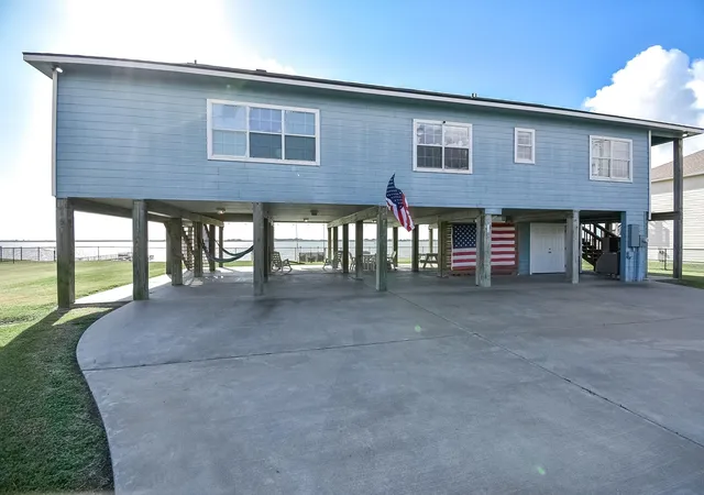 Photo 3 of Sale Pending at 1504 W Bayshore Dr, Palacios, TX 77465 | MLS# 77862253 | Listing updated on 2026-10-09