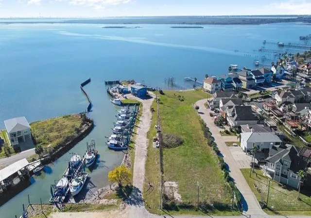 1st image of 1212 Aqua Way Dr, Dickinson, TX 77539 | MLS# 48108063
