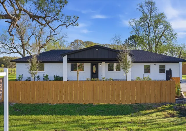 Homes for sale in Damon, TX | 6623 County Road 4, Damon, TX 77430 | MLS# 47226471