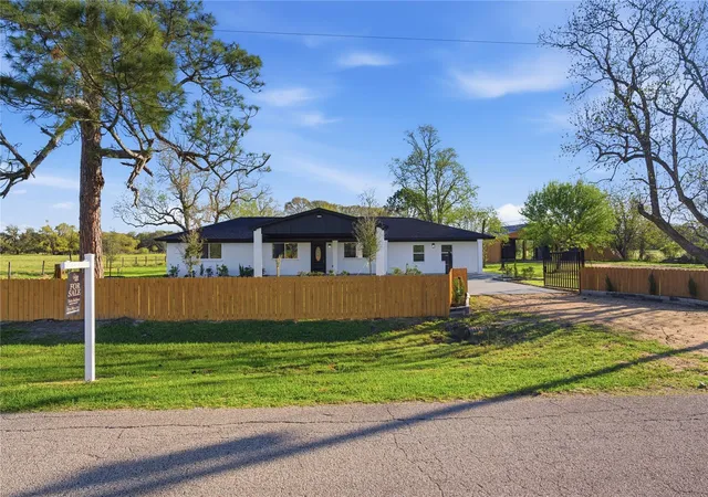 Homes for sale in Damon, TX | 6623 County Road 4, Damon, TX 77430 | MLS# 47226471