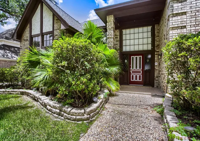 Photo 1 of Single family home for sale at 6906 Mossridge Dr, Houston, TX 77069 | MLS# 10421167 | Listing updated on 2026-08-21