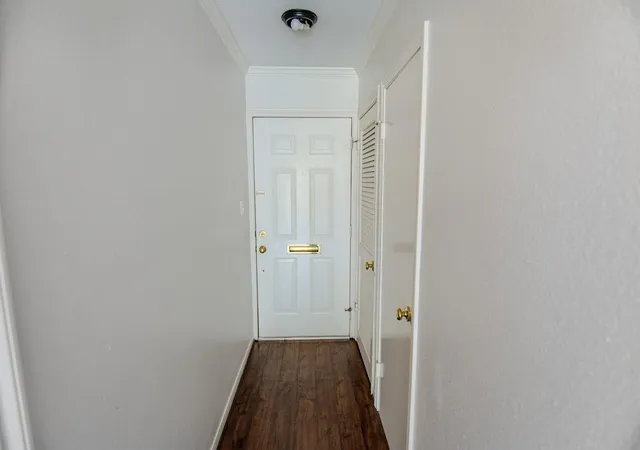 Listing Photo 4 - Condo for sale in building located at 2031 Winrock Blvd, Houston, TX 77057 - Unit #162