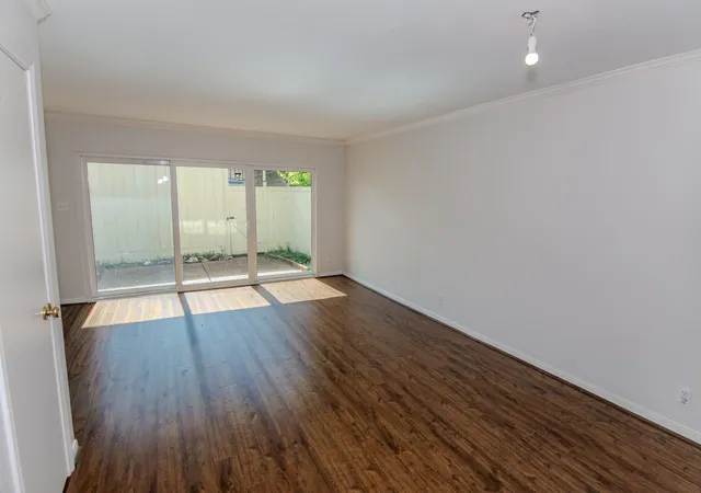 Listing Photo 5 - Condo for sale in building located at 2031 Winrock Blvd, Houston, TX 77057 - Unit #162