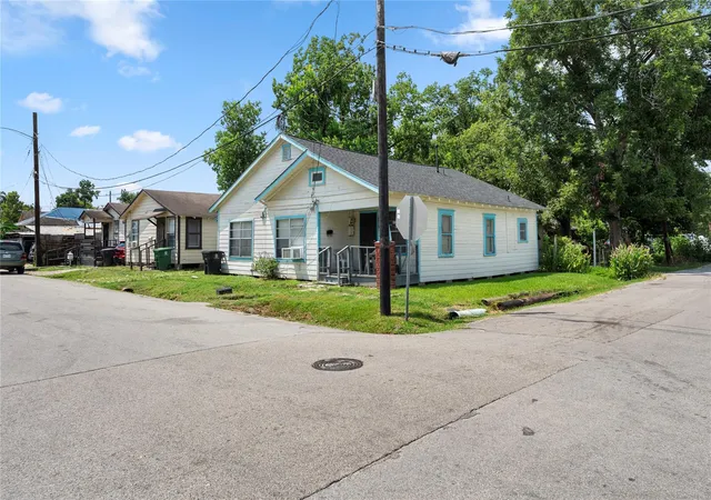 2nd image of 5611 Nichols St, Houston, TX 77020 | MLS# 15620135