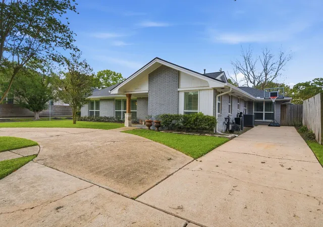 3rd image of 4801 Willowbend Blvd, Houston, TX 77035 | MLS# 83356413