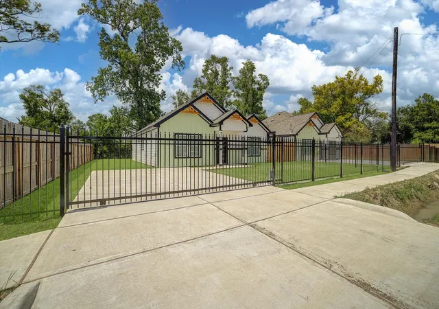 Photo 3 of Single family home for sale at 5915 Rietta St, Houston, TX 77016 | MLS# 84405052 | Listing updated on 2026-08-30