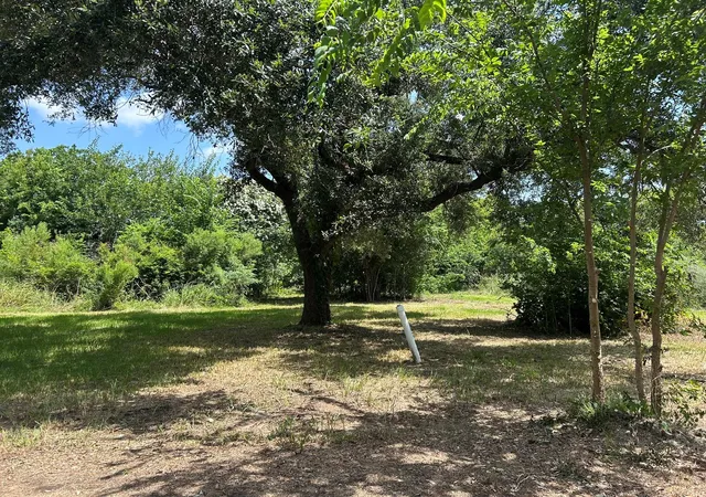 2nd image of 516 Meadowlawn St, La Porte, TX 77571 | MLS# 8263667
