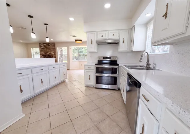 Photo 2 of Single family home for sale at 6910 Vialinda Dr, Houston, TX 77083 | MLS# 16338271 | Listing updated on 2026-10-07