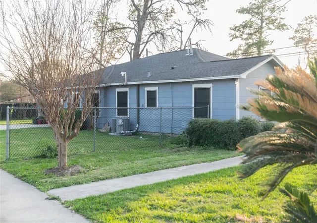 4th image of 7902 Laura Koppe Rd, Houston, TX 77028 | MLS# 73416844