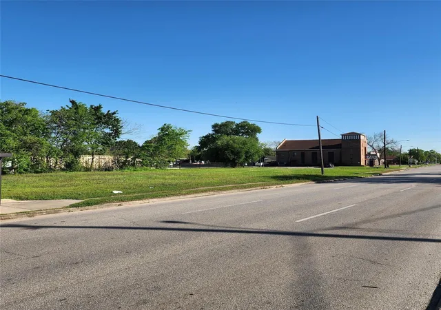 3rd image of 2400 Lockwood Dr, Houston, TX 77020 | MLS# 46142644