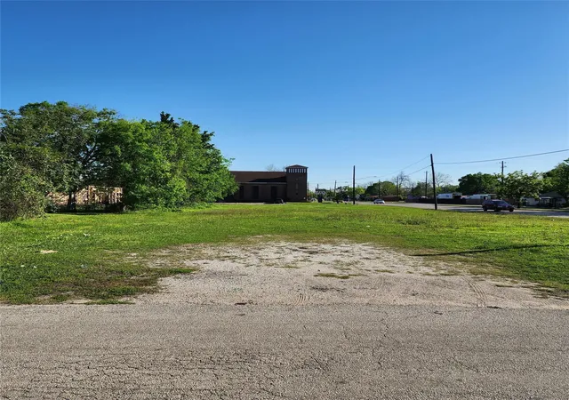 4th image of 2400 Lockwood Dr, Houston, TX 77020 | MLS# 46142644