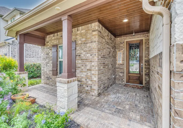 Photo 2 of Sale Pending at 2829 Parkside Village Ct, Pearland, TX 77581 | MLS# 86375706 | Listing updated on 2026-09-21