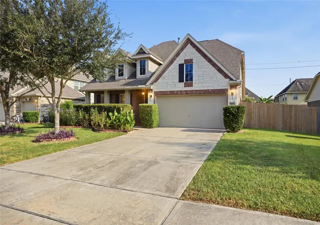 Photo 2 of Single family home for sale at 1717 Oakdale Mist Dr, Dickinson, TX 77539 | MLS# 55023653 | Listing updated on 2026-09-16