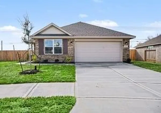 Photo 1 of Single family home for sale at 19 Greenbriar Loop, Angleton, TX 77515 | MLS# 93921950 | Listing updated on 2026-09-23
