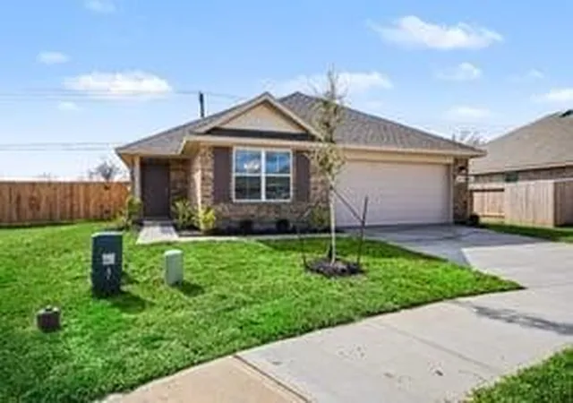 Photo 2 of Single family home for sale at 19 Greenbriar Loop, Angleton, TX 77515 | MLS# 93921950 | Listing updated on 2026-09-23