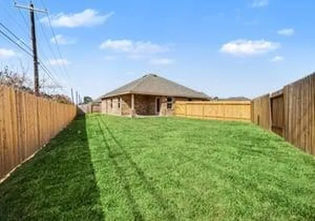 Photo 3 of Single family home for sale at 19 Greenbriar Loop, Angleton, TX 77515 | MLS# 93921950 | Listing updated on 2026-09-23