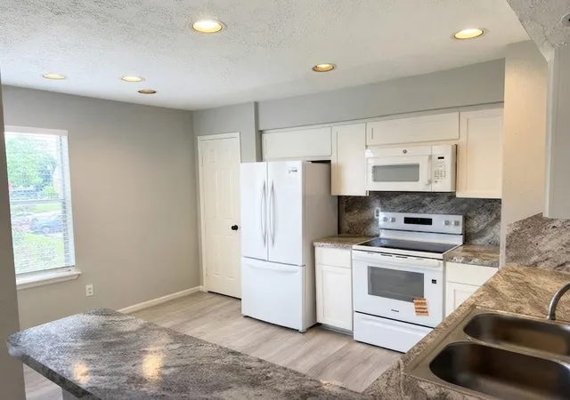 Photo 2 of Condo for sale at 2011 Spenwick Dr #522, Houston, TX 77055 | MLS# 17475320 | Listing updated on 2026-08-22