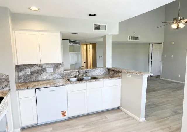 Photo 3 of Condo for sale at 2011 Spenwick Dr #522, Houston, TX 77055 | MLS# 17475320 | Listing updated on 2026-08-22