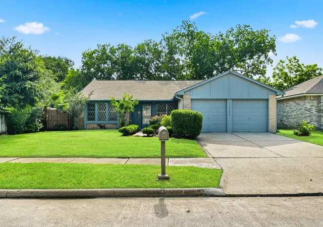 Photo 1 of Sale Pending at 11322 Yorklyn Dr, Houston, TX 77066 | MLS# 31365649 | Listing updated on 2026-09-20
