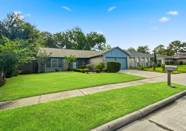 Photo 2 of Sale Pending at 11322 Yorklyn Dr, Houston, TX 77066 | MLS# 31365649 | Listing updated on 2026-09-20