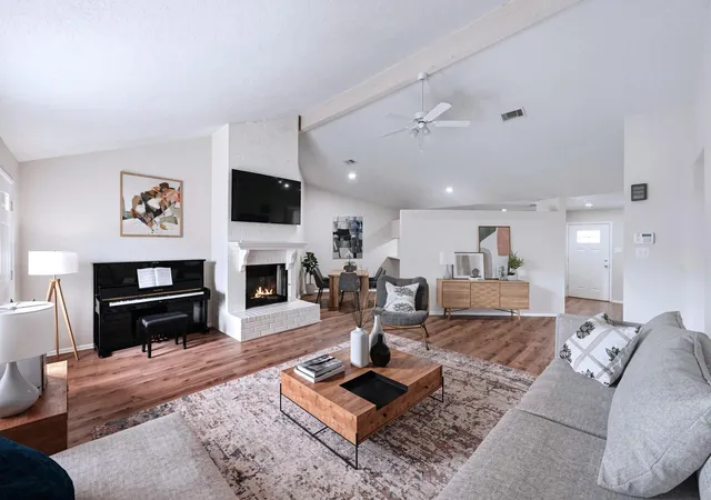 Photo 4 of Sale Pending at 11322 Yorklyn Dr, Houston, TX 77066 | MLS# 31365649 | Listing updated on 2026-09-20
