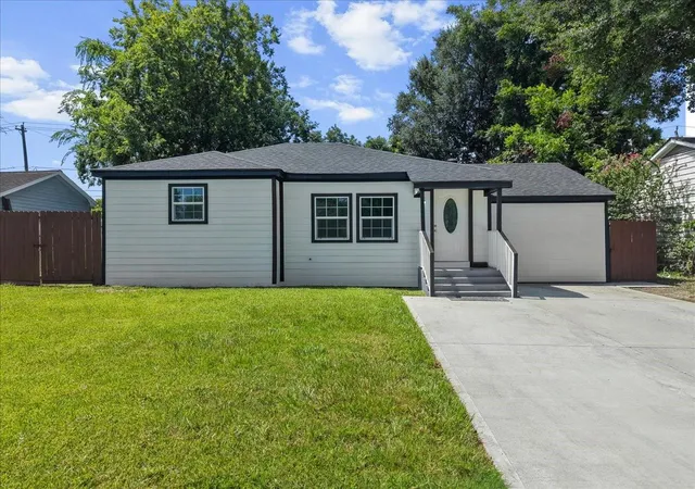 2nd image of 1105 W Ellaine Ave, Pasadena, TX 77506 | MLS# 50595152