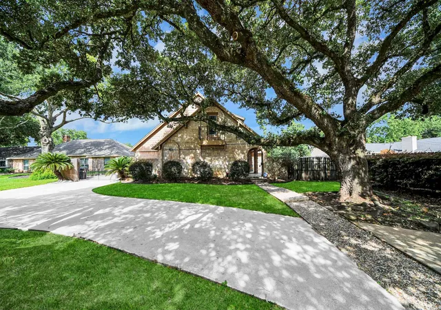 Photo 3 of Single family home for sale at 2706 Stetson Ln, Houston, TX 77043 | MLS# 83503066 | Listing updated on 2026-09-14