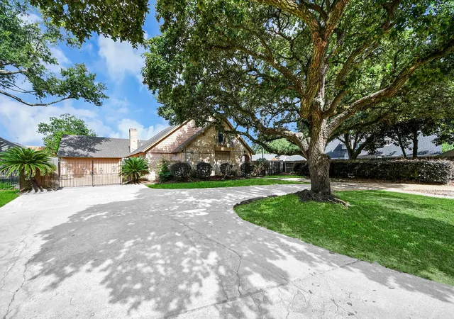 Photo 3 of Single family home for sale at 2706 Stetson Ln, Houston, TX 77043 | MLS# 83503066 | Listing updated on 2026-09-14