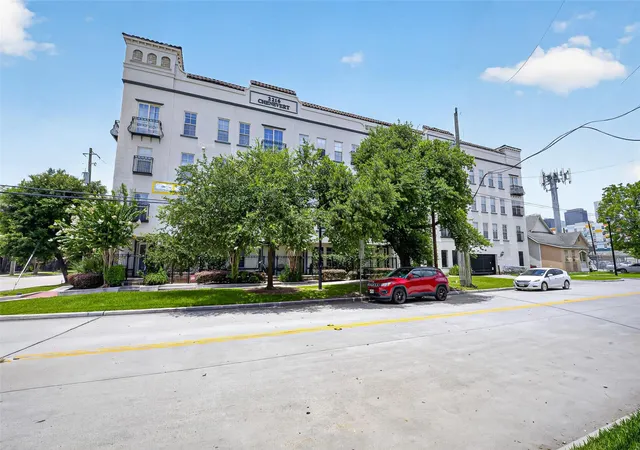 2nd image of 2216 Chenevert St, Houston, TX 77003