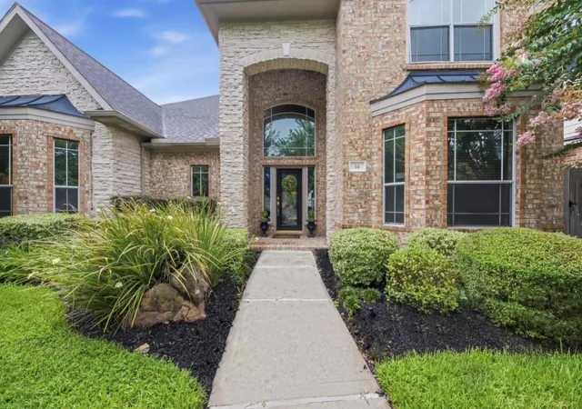 Photo 3 of Sale Pending at 14 Bentley Park Ct, Houston, TX 77070 | MLS# 45405060 | Listing updated on 2026-09-17