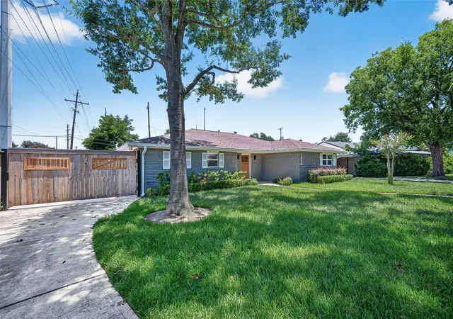 Photo 3 of Single family home for sale at 1338 Seaspray Ct, Houston, TX 77008 | MLS# 95745153 | Listing updated on 2026-08-30