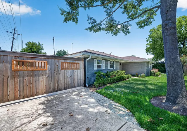 Photo 3 of Single family home for sale at 1338 Seaspray Ct, Houston, TX 77008 | MLS# 95745153 | Listing updated on 2026-08-30