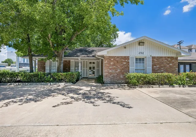 Photo 2 of Sale Pending at 4742 W Alabama St #1, Houston, TX 77027 | MLS# 48107364 | Listing updated on 2026-09-09