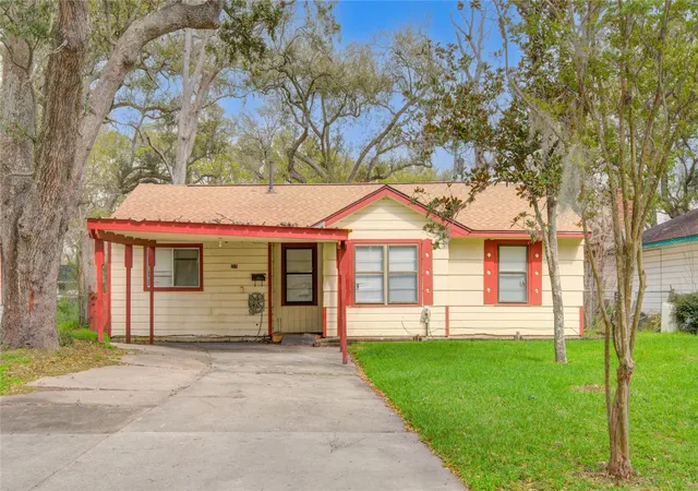 2nd image of 215 Cypress St, Lake Jackson, TX 77566 | MLS# 79431832