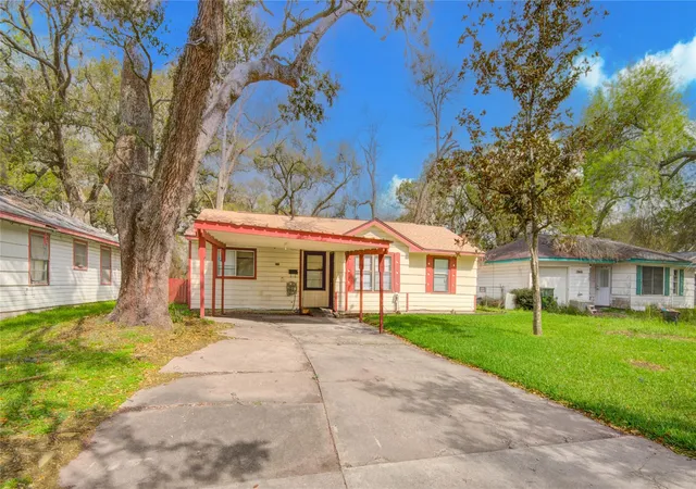 3rd image of 215 Cypress St, Lake Jackson, TX 77566 | MLS# 79431832