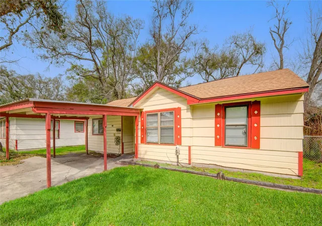 4th image of 215 Cypress St, Lake Jackson, TX 77566 | MLS# 79431832